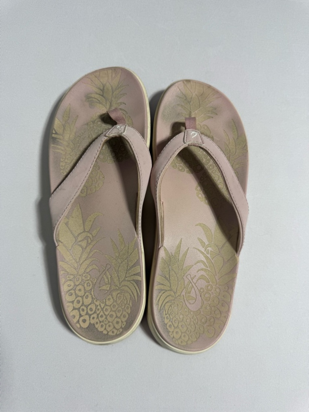 OluKai Women's Light Pink Pineapple Print Thong Sandals